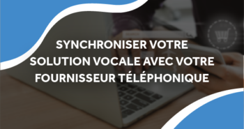 une personne utilisant un téléphone portable et un ordinateur portable.