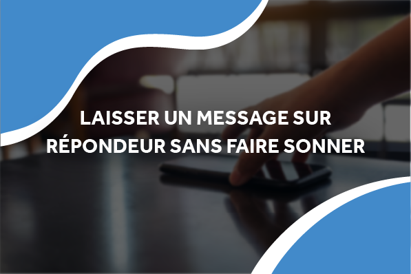 une personne qui stoppe la sonnerie de son téléphone sur une table.