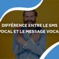 un homme barbu en costume bleu sur fond jaune tenant dans une main un téléphone fixe et dans l'autre un téléphone portable.