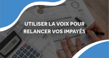 une personne remplissant un formulaire fiscal avec une calculatrice et un stylo.