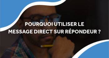 un homme avec un stylo, en pleine réflexion.