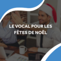 un groupe de personnes assises autour d'une table en bois avec des chapeaux de Noël.