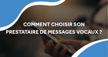 un prestataire sms vocal qui sélectionne des éléments sur son téléphone portable.