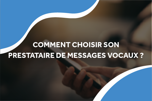 un prestataire sms vocal qui sélectionne des éléments sur son téléphone portable.